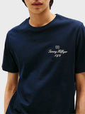 TOMMY H U PRE T-shirt outline flag script blu