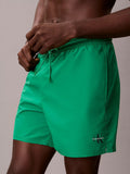 CK B.WEAR U Pantaloncini da bagno con cordoncino medio - CK Monogram VERDE SMERALDO